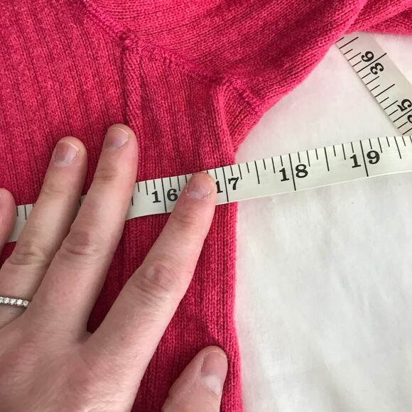 Patagonia women’s medium middle layer, half zip jacket in fuschia pink  - Picture 6 of 8